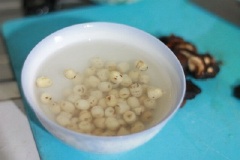 Nấm hương ngâm nở, rửa sạch, cắt chân. Hạt sen rửa sạch rồi vớt ra để ráo.