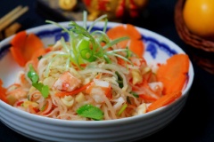Su hào và cà rốt chua chua ngọt ngọt mằn mặn, ăn giòn sần sật kết hợp tôm đậm đà ngon miệng. Món gỏi su hào tôm ăn kèm với bánh đa nướng và phồng tôm chiên sẽ rất hợp. Món gỏi đơn giản, dễ làm, ăn ngon mát bổ.