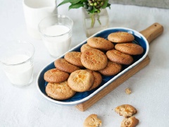Bánh để nguội hoàn toàn là có thể dùng. Khi bảo quản, các bạn cho bánh vào túi hay lọ thủy tinh, đậy kín nắp hoặc buộc chặt miệng túi. Bánh có thể bảo quản được rất lâu, khoảng 2-3 tháng ấy.
