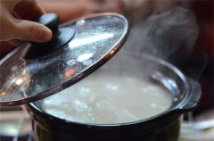 Khi thịt, đậu cô ve đã chín bắc nồi xuống để nguội bớt (khoảng 2 phút). Sau đó cho bột gạo vào khuấy cho cháo thật mịn. Đánh thấy bột tan cho dầu ăn vào khuấy đều.