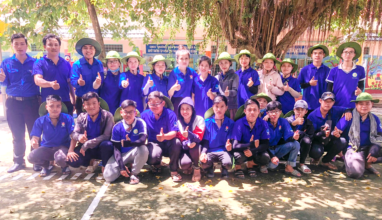 Đội hình tình nguyện DLA chụp ảnh kỉ niệm tại Trường Mẫu Giáo – Một nhiệm vụ nữa đã được các bạn hoàn thành