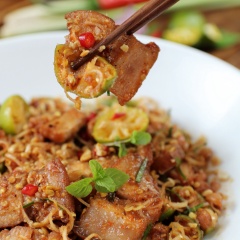 Bày thịt ba chỉ lắc sả tắc ra đĩa, rắc thêm ít đậu phộng giã nhuyễn. Thịt ba chỉ lắc sả tắc dùng ăn vặt, nhâm nhi, hoặc ăn trong bữa cơm gia đình để chống ngán cũng đều rất ngon và bắt miệng. Thịt ba chỉ giòn ngọt với màu sắc đẹp, lắc cùng những nguyên liệu có mùi thơm kích thích giác quan. Công thức thịt ba chỉ lắc là sự hòa quyện tuyệt vời giữa hương vị chua, cay, mặn, ngọt, màu sắc thu hút mọi ánh nhìn.