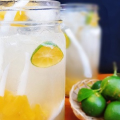 Giữa ngày hè nóng bức được thưởng thức một ly dừa thơm tắc mát ngọt chắc chắn sẽ làm bạn thấy dễ chịu hơn đấy.Cho nước dừa tắc vào ly, thêm mứt thơm, cơm dừa non, đá viên và thưởng thức. Giữa ngày hè nóng bức được thưởng thức một ly dừa thơm tắc mát ngọt chắc chắn sẽ làm bạn thấy dễ chịu hơn đấy.