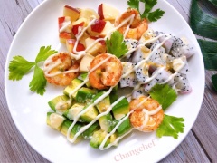 Cho phần trái cây ra dĩa xếp thêm tôm lên trên . Rưới đều xốt lên mặt, trang trí thêm rau ngò để đẹp mắt Thành phẩm : Salad với vị trái cây thanh mát và tôm tươi ngọt. Kết hợp với xốt chanh dây mật ong chua ngọt lạ miệng. Đây sẽ là món salad với nhiều vitamin và ít calo