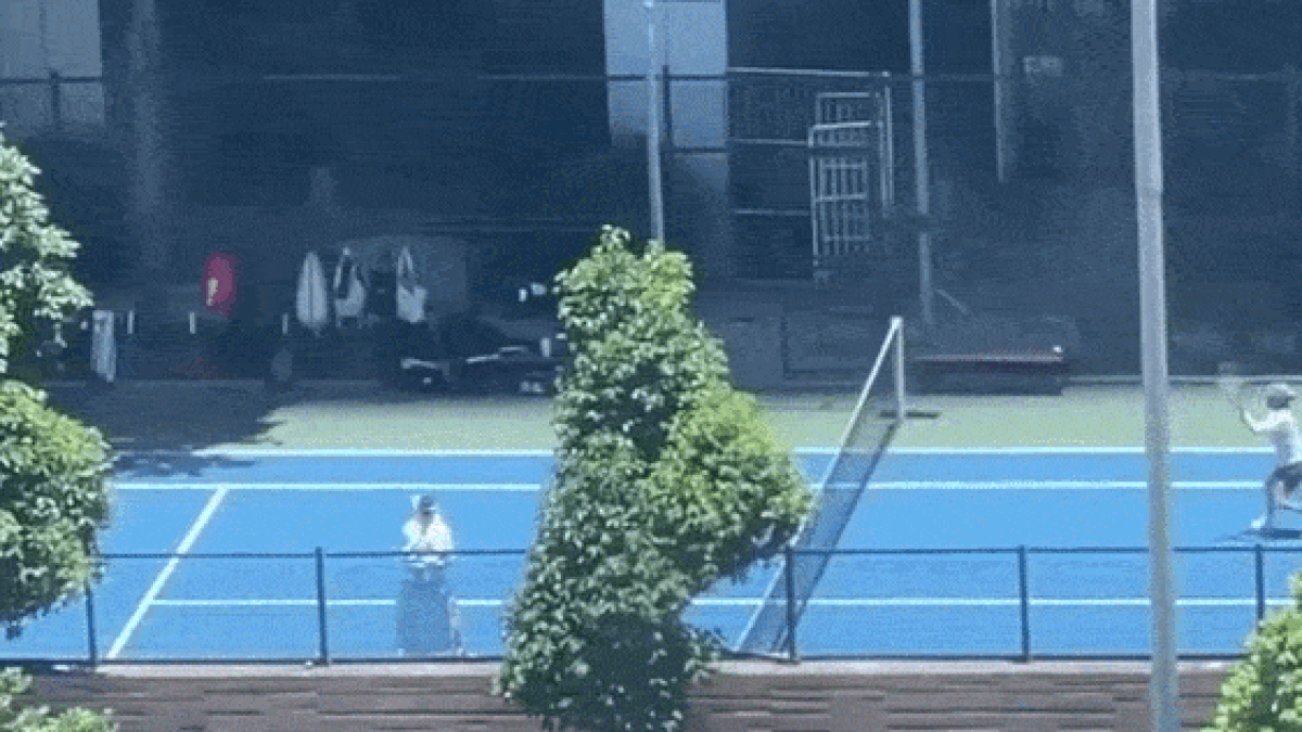 Nhóm người chơi tennis giữa trưa nắng gắt 40 độ C ở Hà Nội - Tạp chí Tri thức