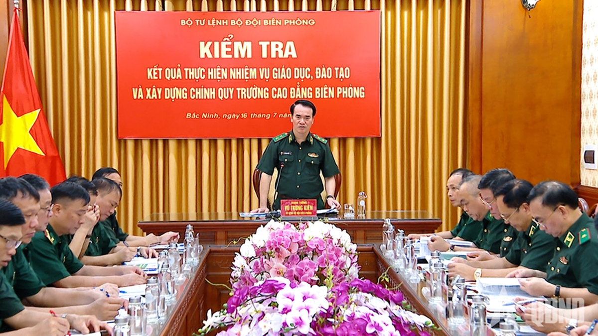 Trung tướng Vũ Trung Kiên kiểm tra chính quy Trường Cao đẳng Biên phòng - Báo Quân Đội Nhân Dân