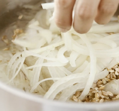 Cà chua bi rửa sạch, thái đôi. Hành tây làm sạch, thái sợi. Tỏi băm nhỏ. Lúa mạch vo sạch. Bắc chảo lên bếp, cho nước, cà chua bi, hành tây, tỏi băm, lúa mạch vào đun với lửa vừa.