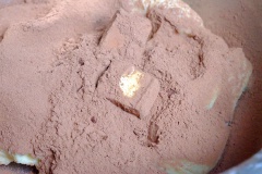 Cho 15gr bơ còn lại, bột cacao vào tô, đánh đều. Cất cả 2 hỗn hợp trên vào tủ lạnh từ 15 - 30 phút trước khi đem ra cán mỏng.
