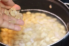 Cho hạt sen khô cùng 3 chén nước vào nồi, nấu nhừ. Sau đó, cho đường phèn vào, khuấy đều để đường tan hết.