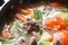 Tiếp đó, bạn cho thơm vào đun sôi khoảng 3 phút nữa đến khi các nguyên liệu vừa chín đều thì cho thịt bò cùng toàn bộ nước ướp vào, đảo nhẹ, nêm nếm lại gia vị cho vừa ăn. Cuối cùng cho hành lá vào rồi tắt bếp.