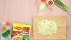 Cắt hạt lựu vừa ăn với bé 50gr cà rốt và cắt nhỏ 100gr bắp cải trắng.