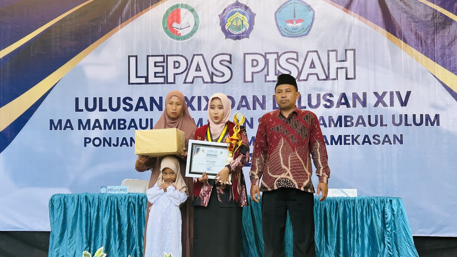 Pemberian penghargaan kepada Osim terbaik 