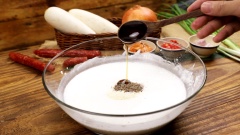 Trộn 20gr bột Bắp, 30gr bột năng, 230gr bột gạo với nửa muỗng canh hạt nêm, 1 muỗng canh đường, 1 ít tiêu xay, 1 muỗng cà phê dầu mè, 400ml nước lọc khuấy đều rồi để bột nghỉ 30 phút.