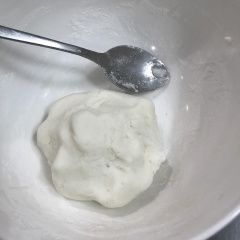 Đun sôi nước và đổ vào bột, ngay lập tức trộn bột và nước cho thật đều. Sau đó dùng tay nhào bột tạo thành 1 khối dẻo mịn. Năn bột thành các viên tròn, sau đó ấn ngón tay cái vào từng viên. Đun sôi nước và thả các viên dango vào luộc đến khi dango nồi lên, lập tức vớt ra và ngâm vào nước lạnh.