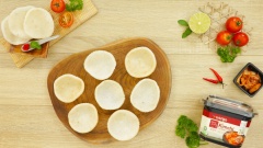 Chiên bánh phồng tôm cho phồng lên rồi xếp ra dĩa. Khi nào ăn mới múc salad ức gà kim chi vào bánh phồng rồi dùng ngay trong vòng 5-10 phút để đảm bảo bánh phồng vẫn còn giòn và hương vị của salad kết hơn với bánh phồng sẽ ngon nhất.