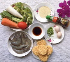 Chọn nguyên liệu tươi ngon rửa sạch để ráo, tôm bóc vỏ, cà rốt và củ cải trắng cắt sợi nhỏ, cà chua cắt miếng nhỏ, bông cải cắt miếng vừa ăn.