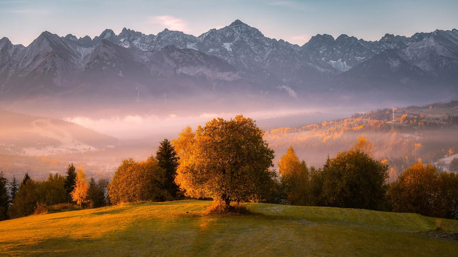 Misty Autumn Mountain Valley - Landscape Photography 5K Wallpaper (5120x2880)