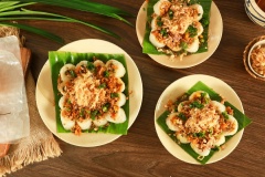 Thịt gà được rim mềm và rất thơm, phần thịt xào giòn ngọt, lớp xôi thì thơm mùi lá dứa. Tuy nhiều bước thực hiện nhưng mà những bước làm đều đơn giản, thành phẩm làm ra rất bắt mắt và ngon miệng. Bạn có thể chuẩn bị xôi cuốn này cho gia đình ăn sáng hoặc làm một bữa ăn xế cũng rất hợp lý.