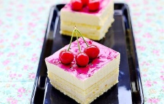 Lấy bánh ra đặt bánh trong tủ lạnh khoảng 4 tiếng. Khi bánh được, phết mứt việt quất lên trên và trang trí thêm vài quả cherry cho đẹp mắt.