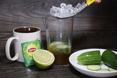 Tiếp đó cho đá vào và shake đều hỗn hợp trà lên. Nếu bạn không có shaker ở nhà thì cùng 2 ly lớn shake lên cùng nhau như mình nhé.