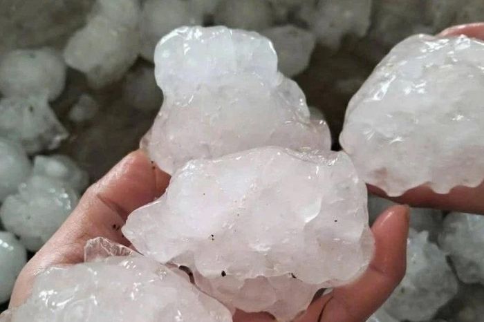 Mưa đá dồn dập làm hư hỏng gần 2.900 ngôi nhà, 12 người bị thương - Báo Tri thức &amp; Cuộc sống