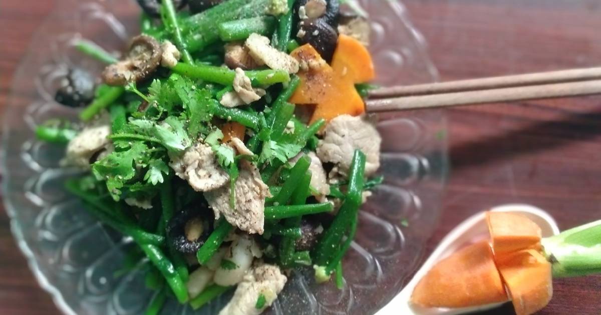 Bông hẹ xào thịt nấm đông cô