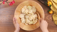 Cho 400gr đường vào tô cùng 200ml nước, khuấy đều cho đường tan. Chia nước đường làm 2 phần rồi cho vào củ sen ướp trong 10 phút.