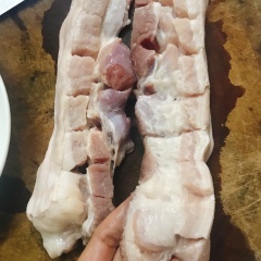 Khứa thịt để cho miếng thịt thấm đều gia vị, và ướp trước khoảng 5 phút 1 muỗng cà phê tiêu, 2 muỗng canh hạt nêm.