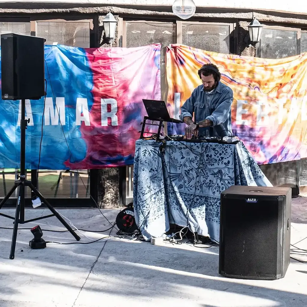 DJ
