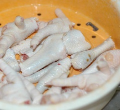 Chân gà chặt làm đôi, rửa thật sạch. Ướp chân gà với bột ngũ vị hương khoảng 20 phút.