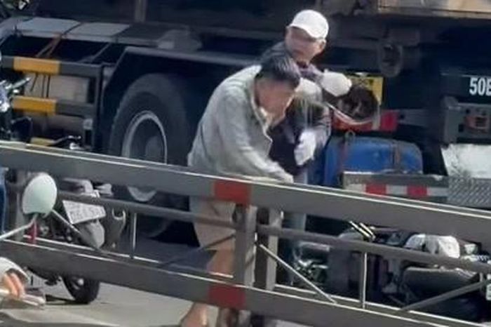 Công an xác minh clip hai người đánh nhau giữa đường - Đài Phát thanh và truyền hình Hà Nội