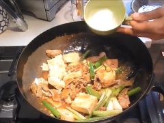 Cho đậu phụ vào chảo, nhẹ nhàng để đậu không bị vỡ. Thêm gừng vào chảo, để khoảng 20 giây, thêm 30ml muỗng canh dầu nếu cần thiết. Sau đó, cho tỏi băm, phần trắng của hành lá vào, xào thêm 10 giây rồi cho rượu nấu ăn vào. Đảo thêm 10 giây nữa, sau đó cho 180ml nước luộc gà, 1 muỗng canh dầu hào, 1 muỗng cà phê nước tương, 1/2 muỗng cà phê dầu mè, 1/4 muỗng cà phê tiêu xay, 1/4 muỗng cà phê đường. Xào đến khi các nguyên liệu quyện vào nhau. Đun sôi, thêm thịt bò, hành lá vào. Hòa 3 muỗng cà phê bột bắp với 15ml nước, cho vào chảo, trộn đều, đun cho nước sốt đặc lại rồi tắt bếp.