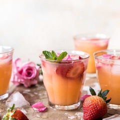 Khi uống, bạn chuẩn bị đá viên vào các ly, rót hỗn hợp ra, trang trí tùy thích rồi thưởng thức nhé. Với sự kết hợp của nước cốt cam, dâu tây chua chua ngọt ngọt thơm ngon cùng là bạc hà thanh mát, uống một ngụm thôi cũng giúp bạn bừng tỉnh tức thì.