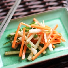 Cho salad cà rốt dưa leo dầu mè ra dĩa và thưởng thức thôi nè. Cách làm salad này cực kì đơn giản, nhanh chóng để bạn có ngay một món ăn giải ngán hiệu quả, dễ làm. Chúc bạn ngon miệng với món này nhé.