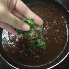 Bạn nêm vào phần nước sốt 50gr đường, 2 muỗng canh nước mắm, 2 muỗng canh tương ớt, 1/2 muỗng canh hạt nêm rồi đảo thật đều, nêm nếm lại lần nữa xem đã hợp khẩu vị chưa. Nếu đã đủ vị mặn mặn chua chua thì cho ít ngò rí băm vào và tắt bếp là xong.