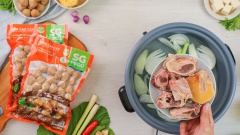 500gr xương đuôi bò chặt khúc vừa ăn, rửa sạch, đem chần qua nước sôi cho sạch chất bẩn. Đun sôi 1 nồi nước, cho vào trong nồi chút muối, 2 nhánh sả đập dập, 1 củ hành tây, đợi nước sôi thì cho xương bò vào hầm 30 phút cho ra nước ngọt. Sau đó lọc lấy phần nước dùng.