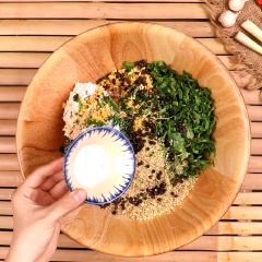 Tiếp đó, nêm vào 1/2 muỗng cà phê muối, 1/2 muỗng canh hạt nêm, 1/2 muỗng canh đường và trộn đều, 2 muỗng canh dầu màu điều. Trộn đều hỗn hợp, ướp trong vòng 15 phút để hỗn hợp thấm đều gia vị.
