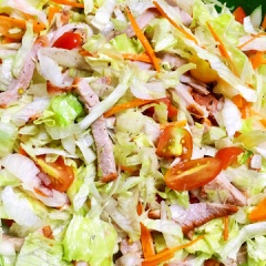Trộn đều tất cả nguyên liệu. Ăn salad không hoặc có thể ăn kèm với bánh khoai tây.
