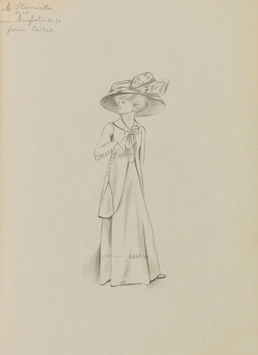 Figure de femme de trois quart portant un manteau sur robe longue et un grand ch