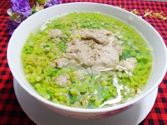 Mùa hè có chén canh cua bông thiên lý thì thật là tuyệt. Nước cua thanh ngọt, bông thiên lý bùi bùi rất ngon miệng.