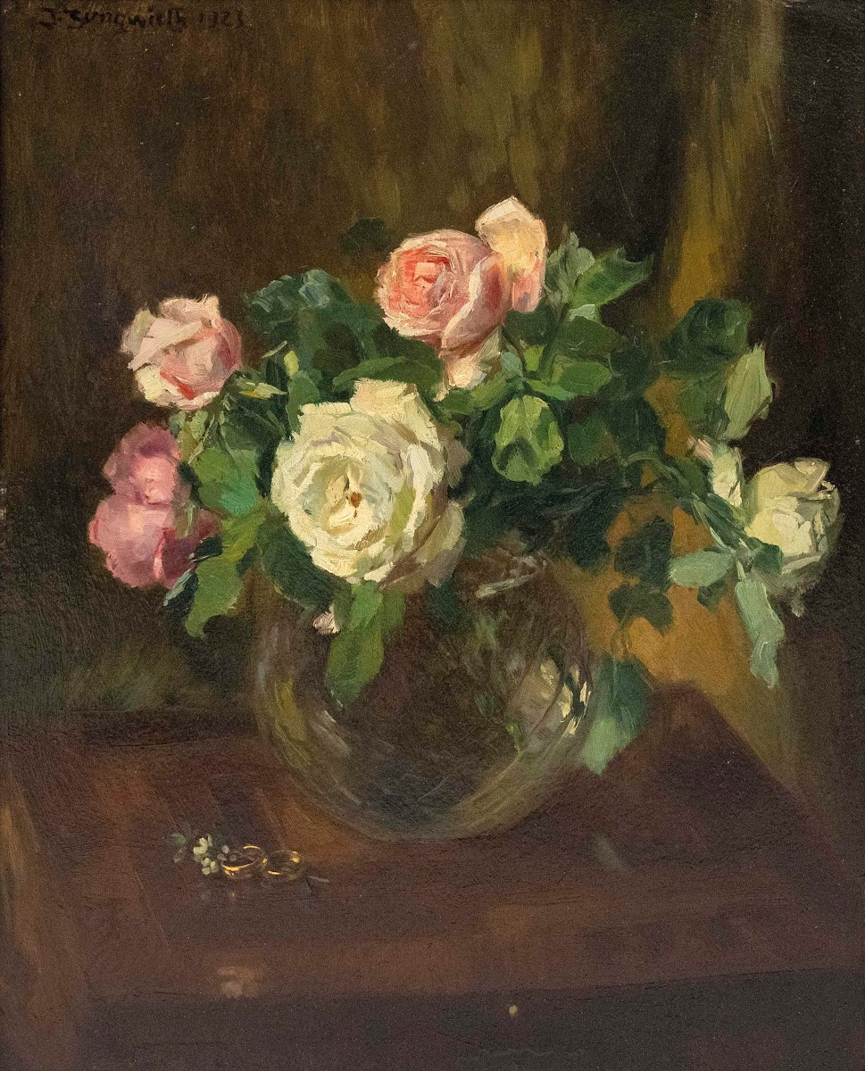 Stillleben mit Rosen in Glasvase und zwei Eheringen