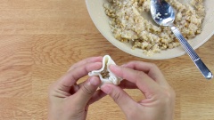Cách làm bánh bao chỉ nhân dừa: Múc nhân dừa, đậu phộng và mè xào đường vào giữa miếng bột, bọc kín phần nhân dừa lại rồi nắn cho bánh tròn đẹp. Làm tương tự cho hết nguyên liệu.
