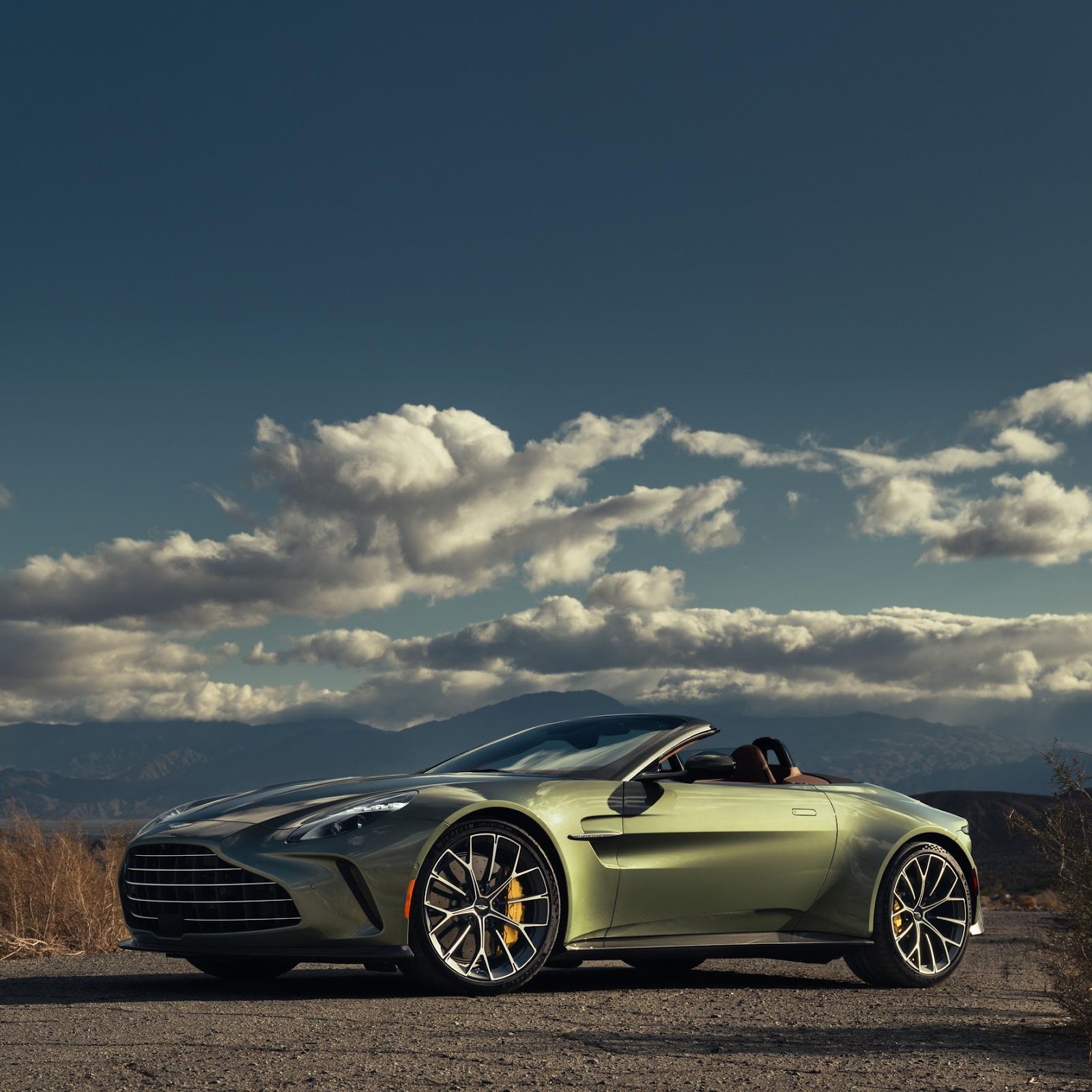 Download Aston Martin Vantage Roadster 2K iPhone