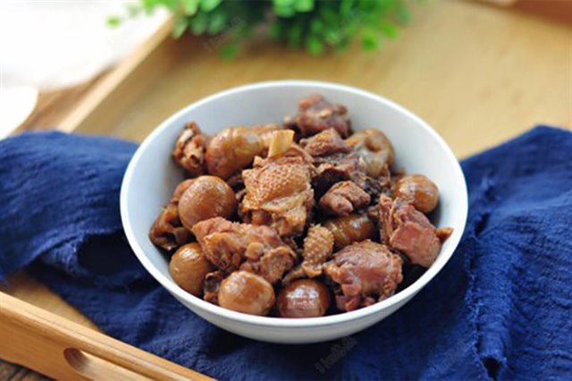Thịt Gà Kho Hạt Dẻ