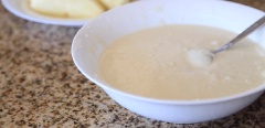 Trộn bột bánh chuối khoai chiên giòn: Cho bột mì, bột năng, muối, bột nghệ, men nở với 300ml nước thành hỗn hợp nhuyễn, đều. Để hỗn hợp nghỉ khoảng 30 phút.