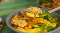 Trụng sợi mì Quảng rồi cho ra tô, cắt đùi vịt xếp lên trên rồi chan nước lèo vào. Khi ăn thêm ít húng lũi và đậu phộng rang, chấm thịt vịt với nước mắm gừng để hương vị được trọn vẹn nhất. Thịt vịt được hầm mềm, nước lèo có vị ngọt đặc trưng, ăn cùng húng lũi tạo nên một hương vị khó quên mà ai đã ăn rồi cũng sẽ thấy nhớ khi nghĩ về.