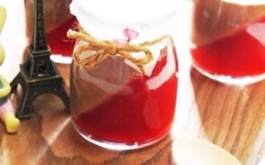 Có thể sáng tạo với phần thạch ở trên bằng cách cắt thành hình trái tim như thế này để món ăn thêm hấp dẫn.