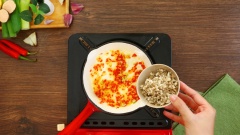 Làm nóng 1 muỗng canh dầu ăn, cho 10gr hành boa rô và 10gr ớt sừng vào phi thơm, thêm 30gr nấm rơm băm nhuyễn vào xào chín. Tiếp theo cho 200ml nước luộc thân atiso vào, nêm 1 muỗng canh nước tương, 1 muỗng canh đường, 1/2 muỗng canh hạt nêm nấm hương chay Knorr, 1/2 muỗng canh dầu mè rồi khuấy đều. Cuối cùng pha loãng 1 muỗng cà phê bột năng cùng 15ml nước lọc rồi cho vào nồi sốt, khuấy lên thấy sốt sền sệt thì tắt bếp.