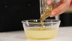 Đổ nước vào nồi đun sôi, thêm 20ml rượu gạo, gừng thái miếng mỏng và sườn đã chặt miếng vừa ăn vào đun sôi trở lại thì vớt sườn ra để ráo. Trộn đều mật ong và nước cốt chanh vừa vắt ở trên.