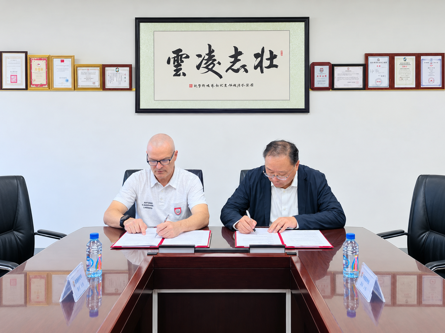 Mr. Kevin Qiao - Đại diện CIAEA và Trường Quốc tế Liangfeng (phải) và Mr. Ambler Moss - Đại diện Trường Quốc tế Việt Hoa ký kết hợp tác xây dựng lộ trình quốc tế cho học sinh